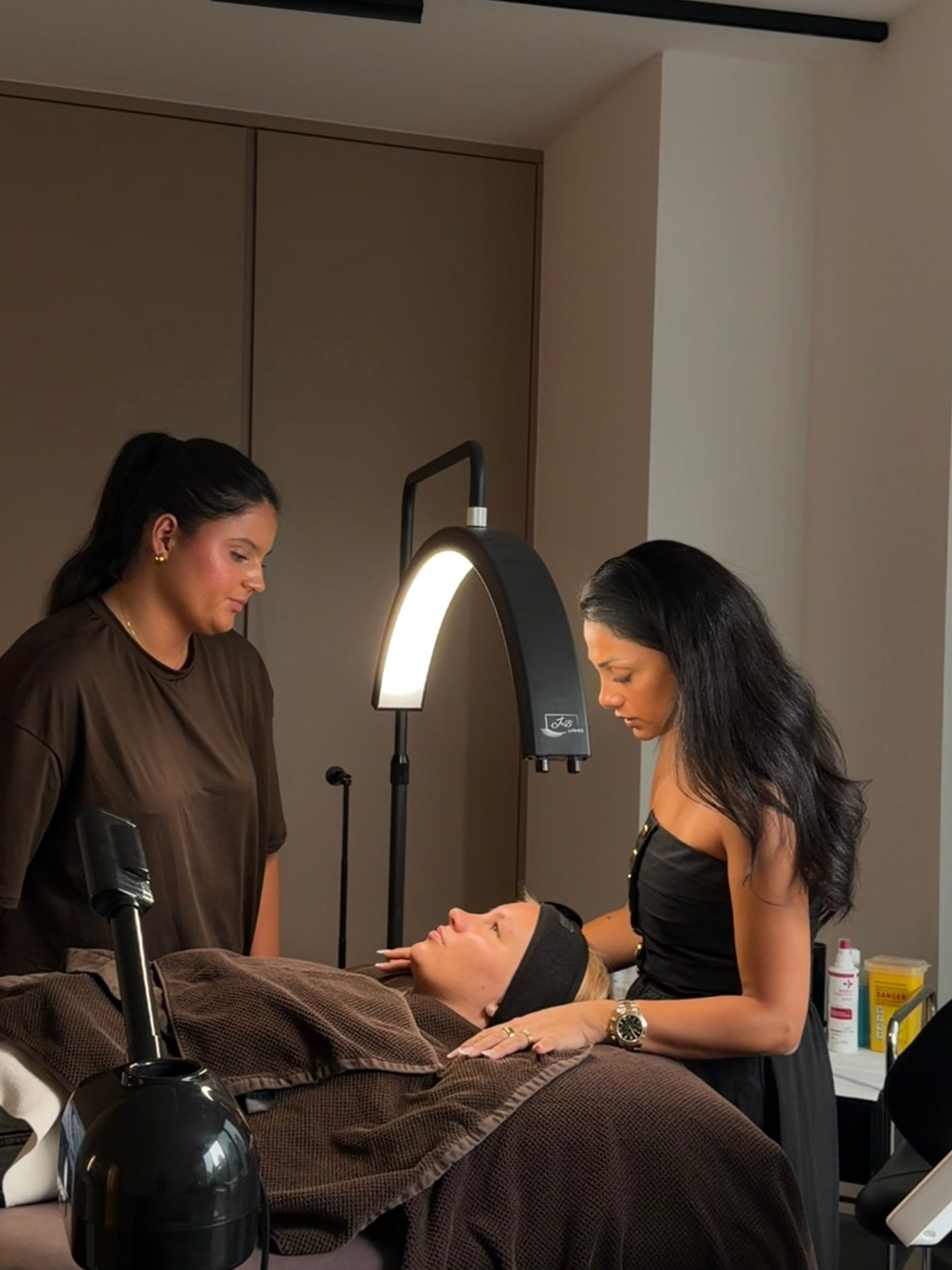 Lash Extensions Schulung in Köln: Warum die Ausbildung bei Maya House of Beauty dein Business verändert